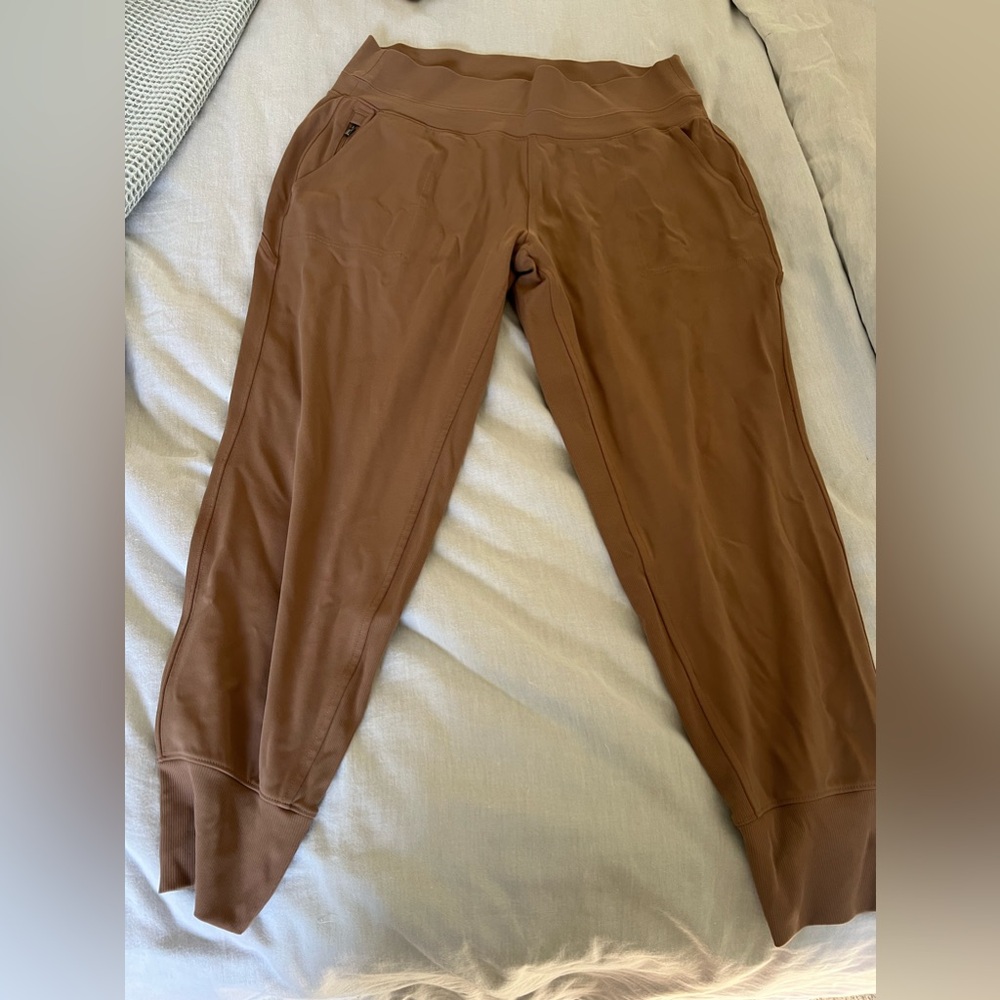 Athleta Venice Jogger in Rustic Beige XL

Worn once and washed